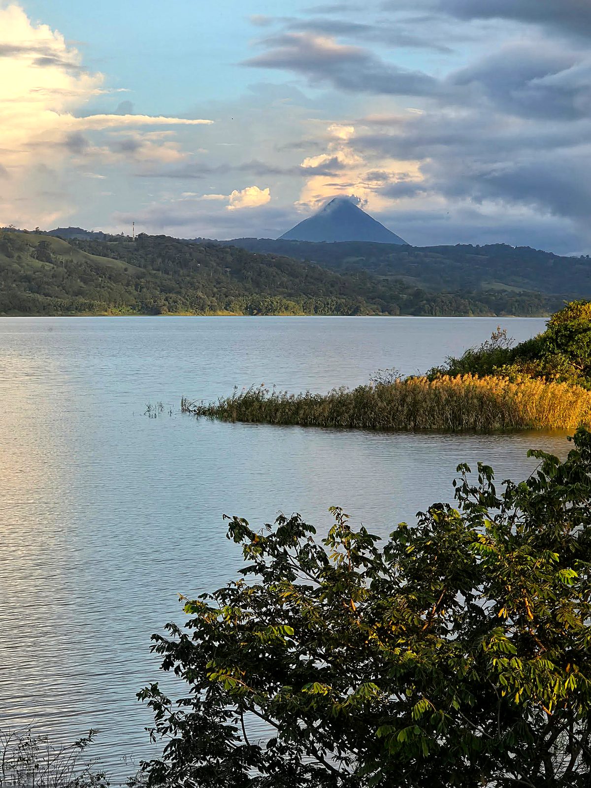 Vista del lago y las montañas desde la propiedad