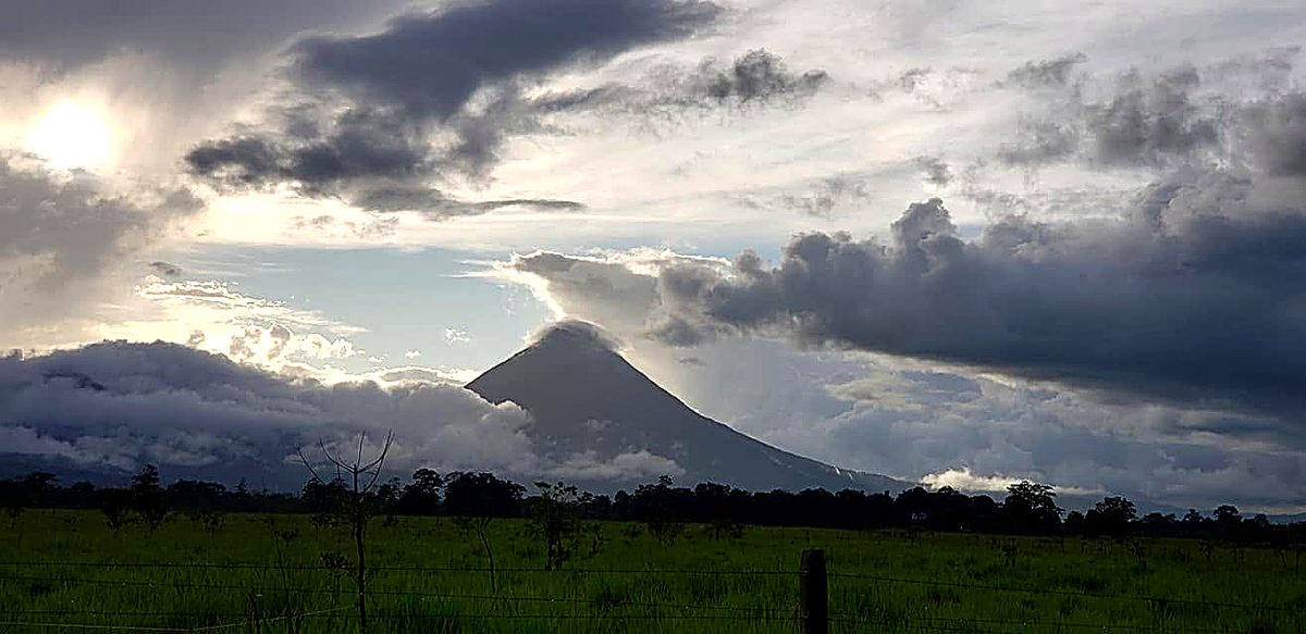Volcán Arenal envuelto en nubes